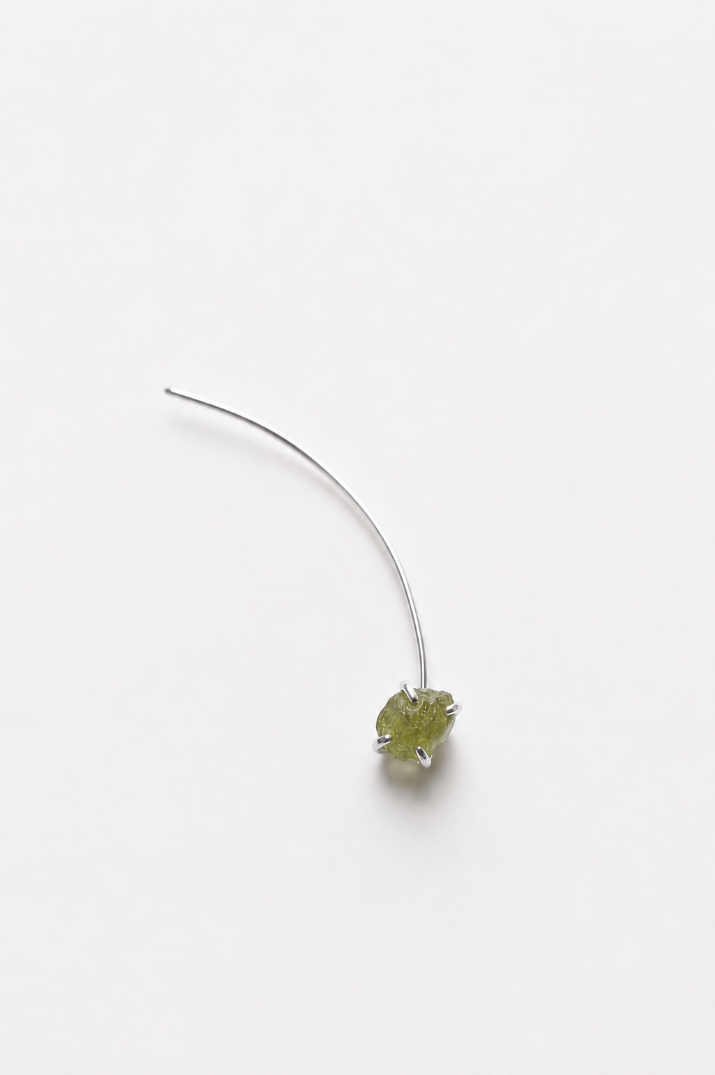 Sprout ear pin peridot