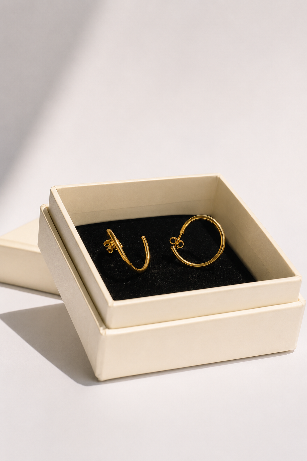 Hoop earrings with a twist