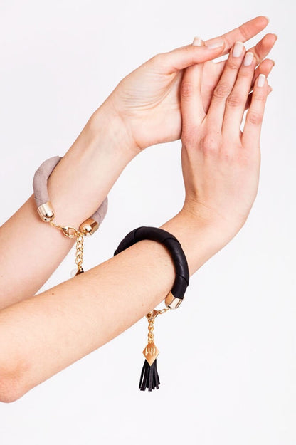 The no. 5 edition of the handcuff bracelet is made of beige suede with galvanized metal components without leather tassel. In combination with no. 4.