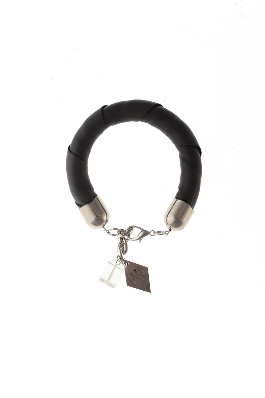 The no. 1 edition of the handcuff bracelet is made of anthracite gray leather with galvanized metal components and quartz. Silver edition.